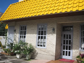 オレンジの屋根が目印