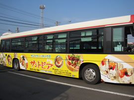 ラッピングバスも走っています！