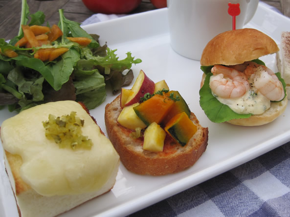 新鮮野菜とパンメニュー