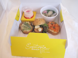 飲み物やサラダなどもあり。ランチボックス